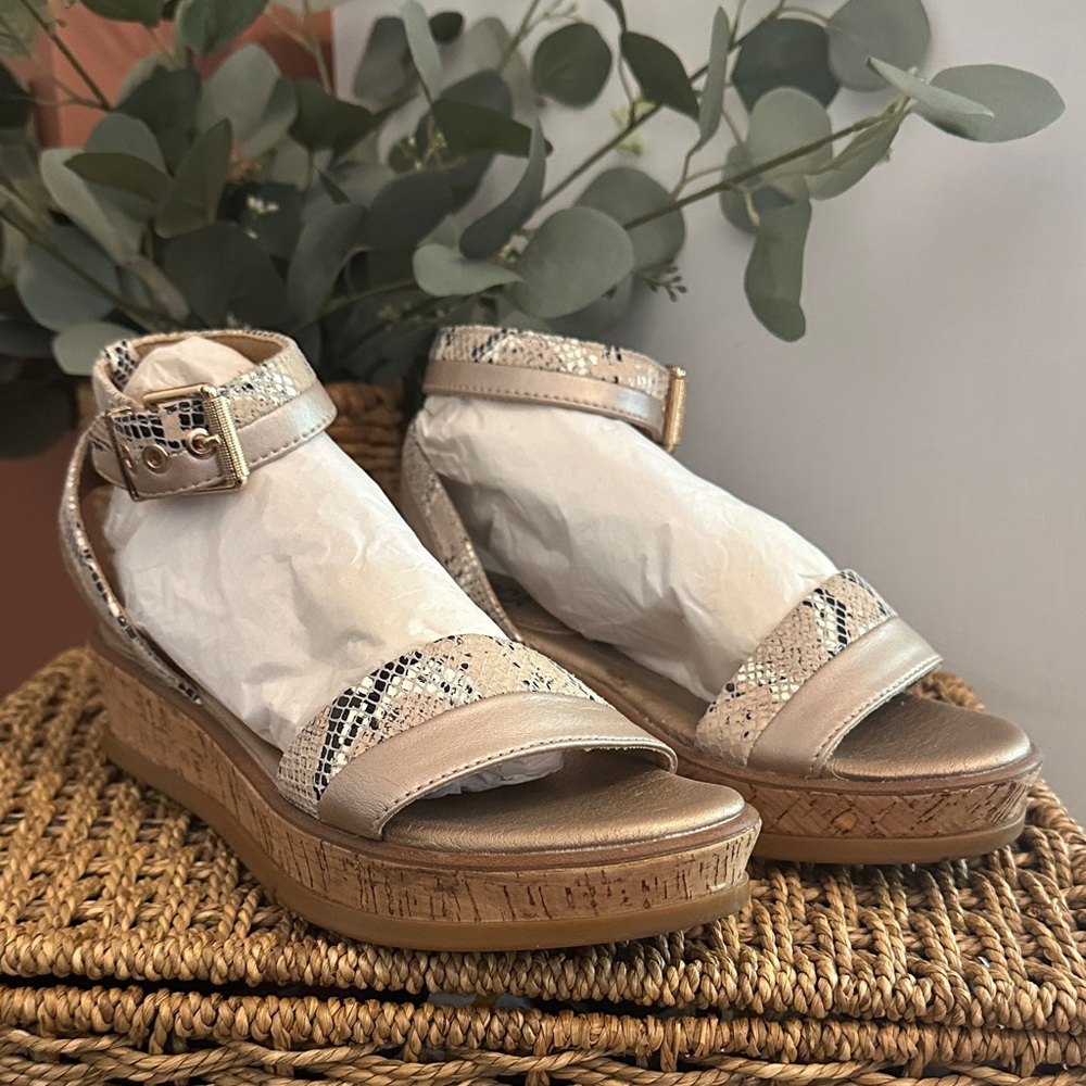 Lucca Lane Karel ankle strap snakeskin champagne cork platform buckle 7 sandals